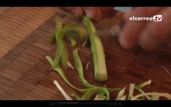 Vídeo de la receta de tiras de espárragos expres con crema de pistacho