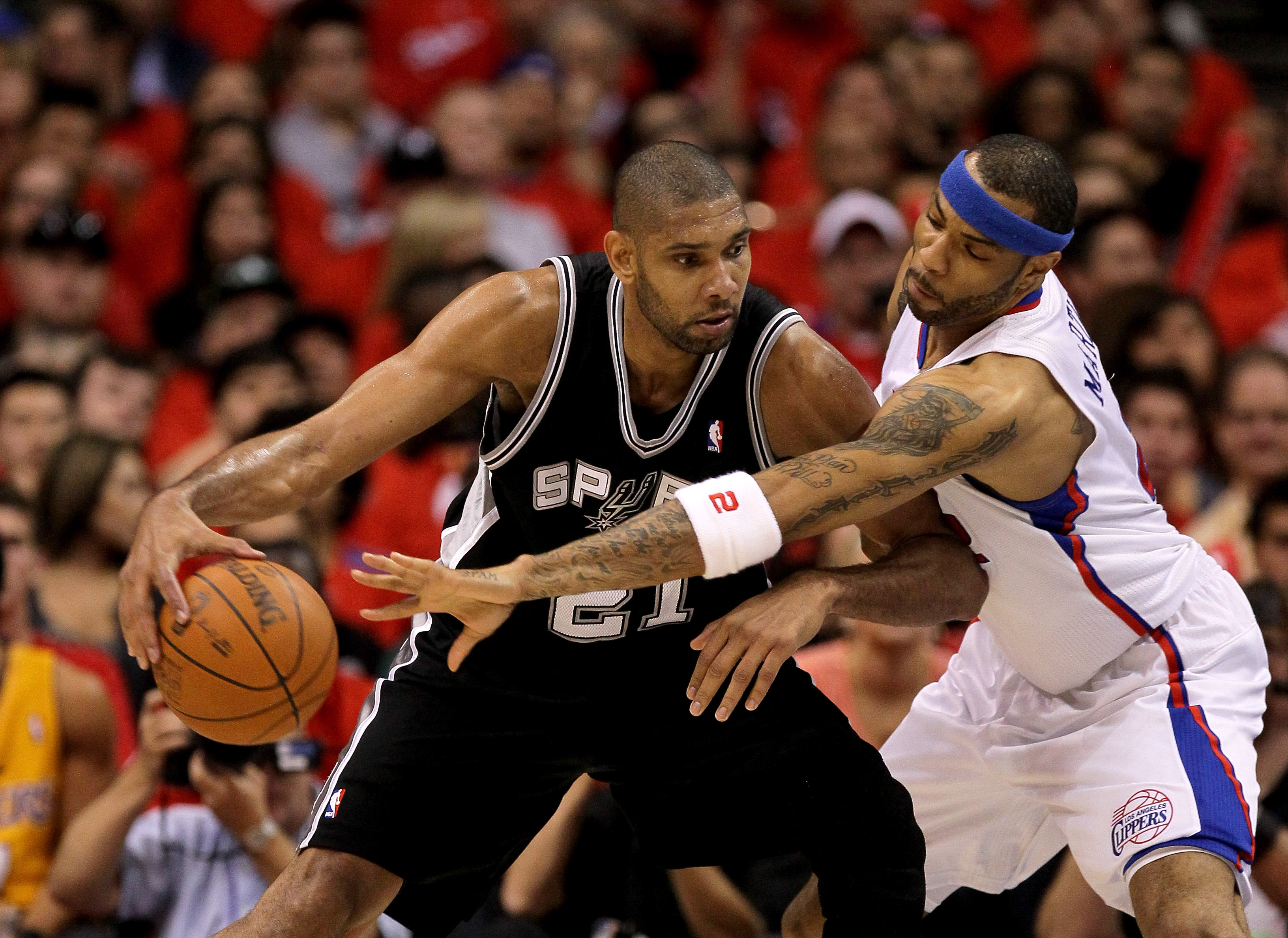 Tim Duncan protege el balón ante Kenyon Martin.
