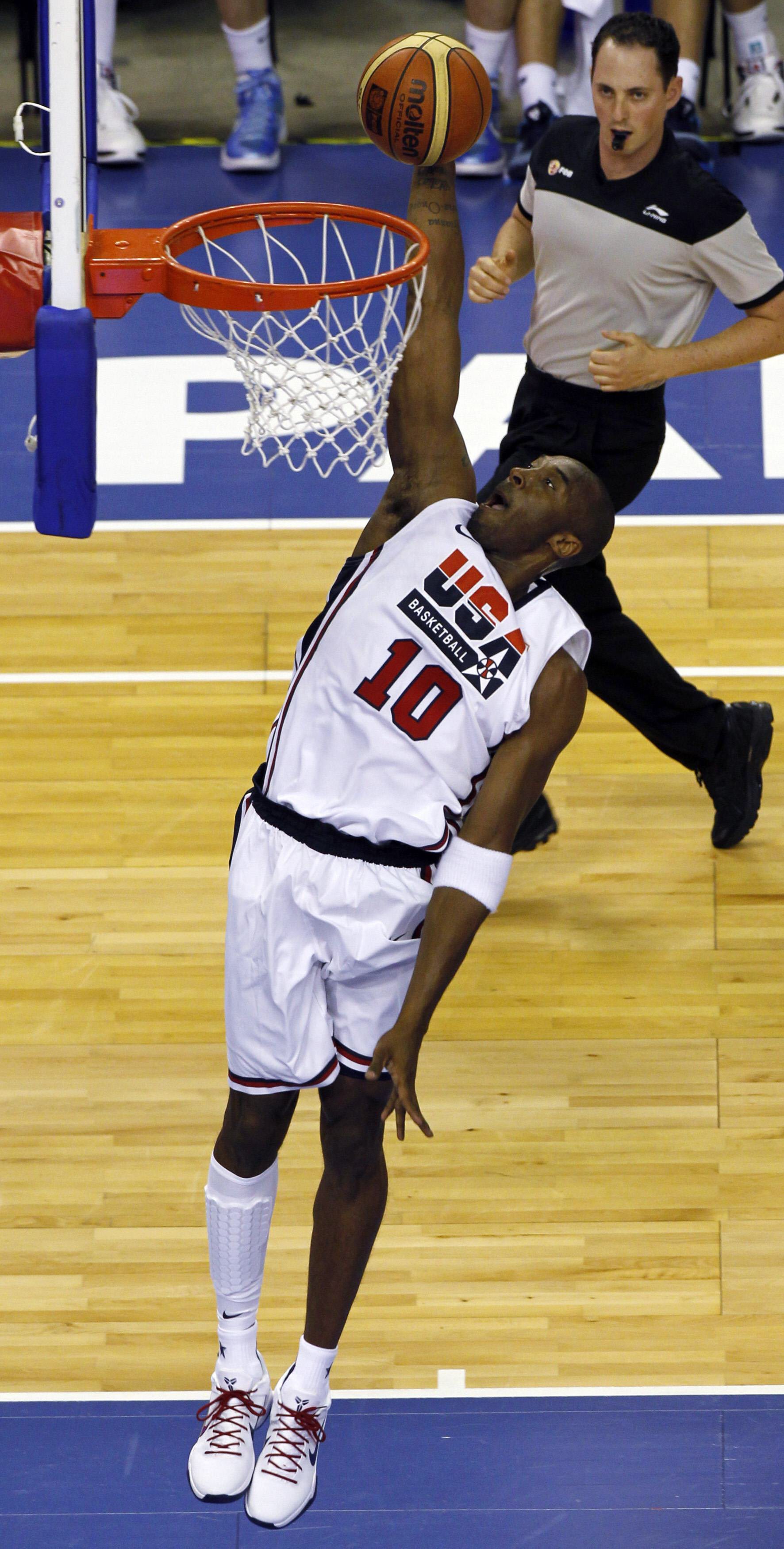 El jugador de Estados Unidos Kobe Bryant realiza un mate en el partido preparatorio para los Juegos Olímpicos de Londres. El jugador de Estados Unidos Kobe Bryant realiza un mate en el partido preparatorio para los Juegos Olímpicos de Londres.