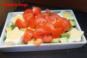 ensalada-con-estrellas-de-huevo-cocido