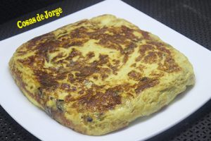 tortilla-de-manzana-con-cebolla-y-pimiento