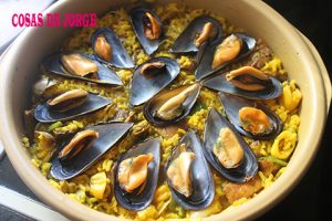 cazuela-de-arroz-con-mejillones-calamar-y-almejas