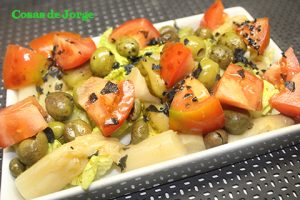 ensalada-de-tomate-y-esparragos-con-sal-negra