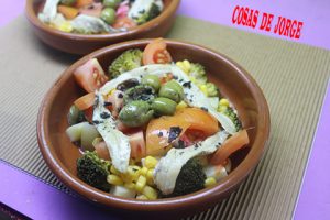 ensalada-de-brocoli-y-boquerones-con-sal-negra