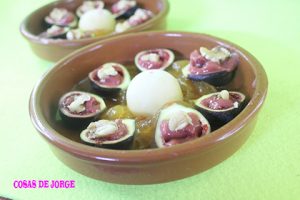 higos-con-base-de-kaki-queso-helado-y-nueces