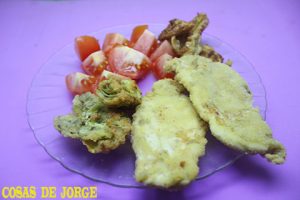 pechuga-de-pollo-rebozada-con-alcachofas-y-manzanas