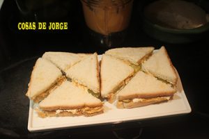 triangulos-de-tortilla-con-pepinillos