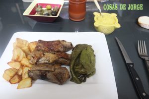 costillas-de-cerdo-con-pimientos-y-patatas