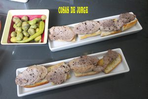 medallones-de-solomillo-sobre-pan-tostado
