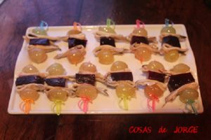 pinchos-de-boquerones-remolacha-y-uvas