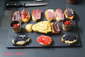 tabla-de-aperitivos-con-caviar-y-cecina