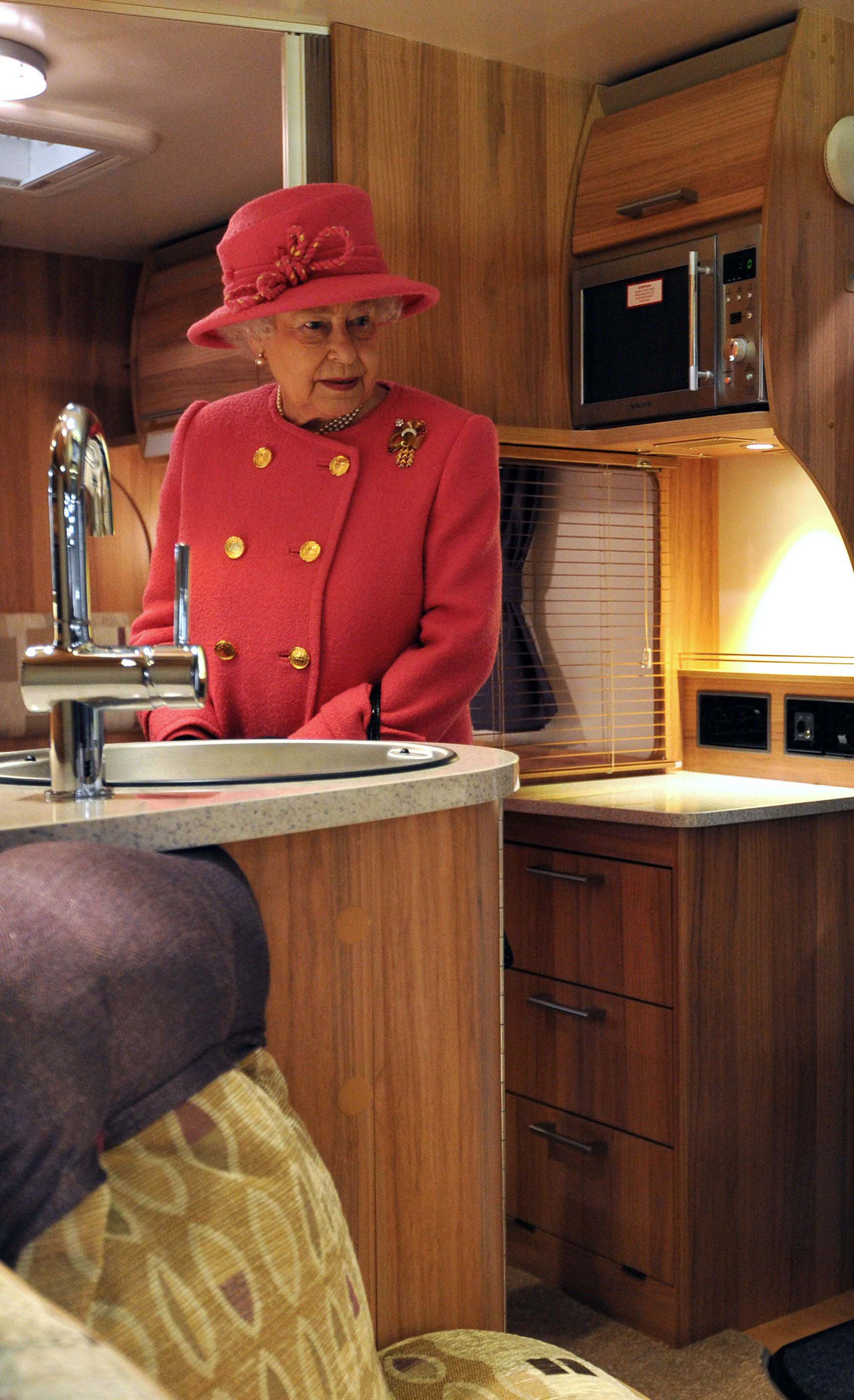 La reina Isabel II, en su visita en Bristol a la autocaravana. La reina Isabel II, en su visita en Bristol a la autocaravana.