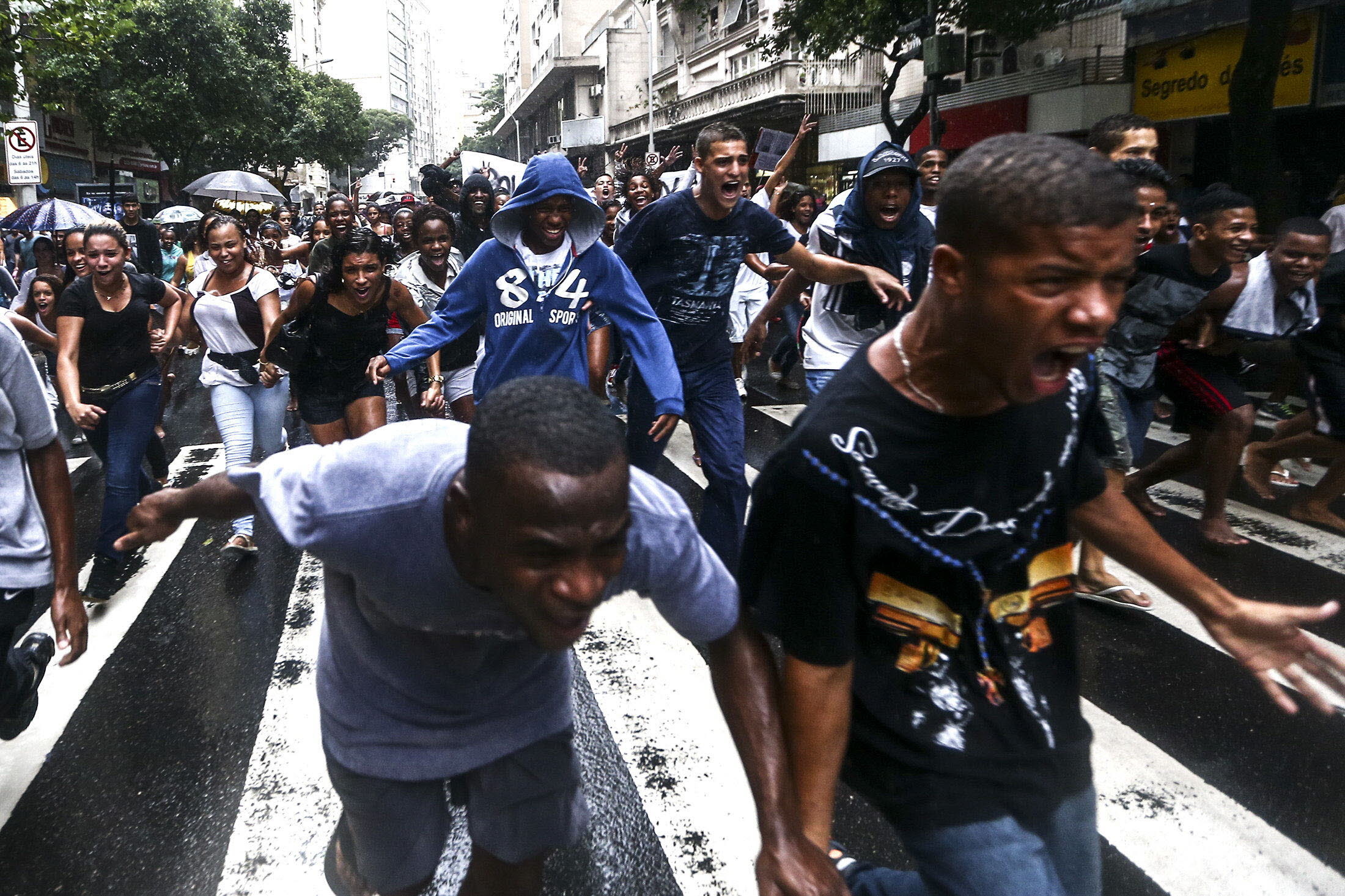 DOCU_GRUPO COPACABANA REGISTRA NUEVOS INCIDENTES EN PROTESTA POR MUERTE DE UN BAILARÍN Manifestantes de la protesta del pasado jueves 24 de abril en Copacabana, Río de Janeiro, por la muerte de un bailarín, supuestamente por golpes de la Policía. EFE