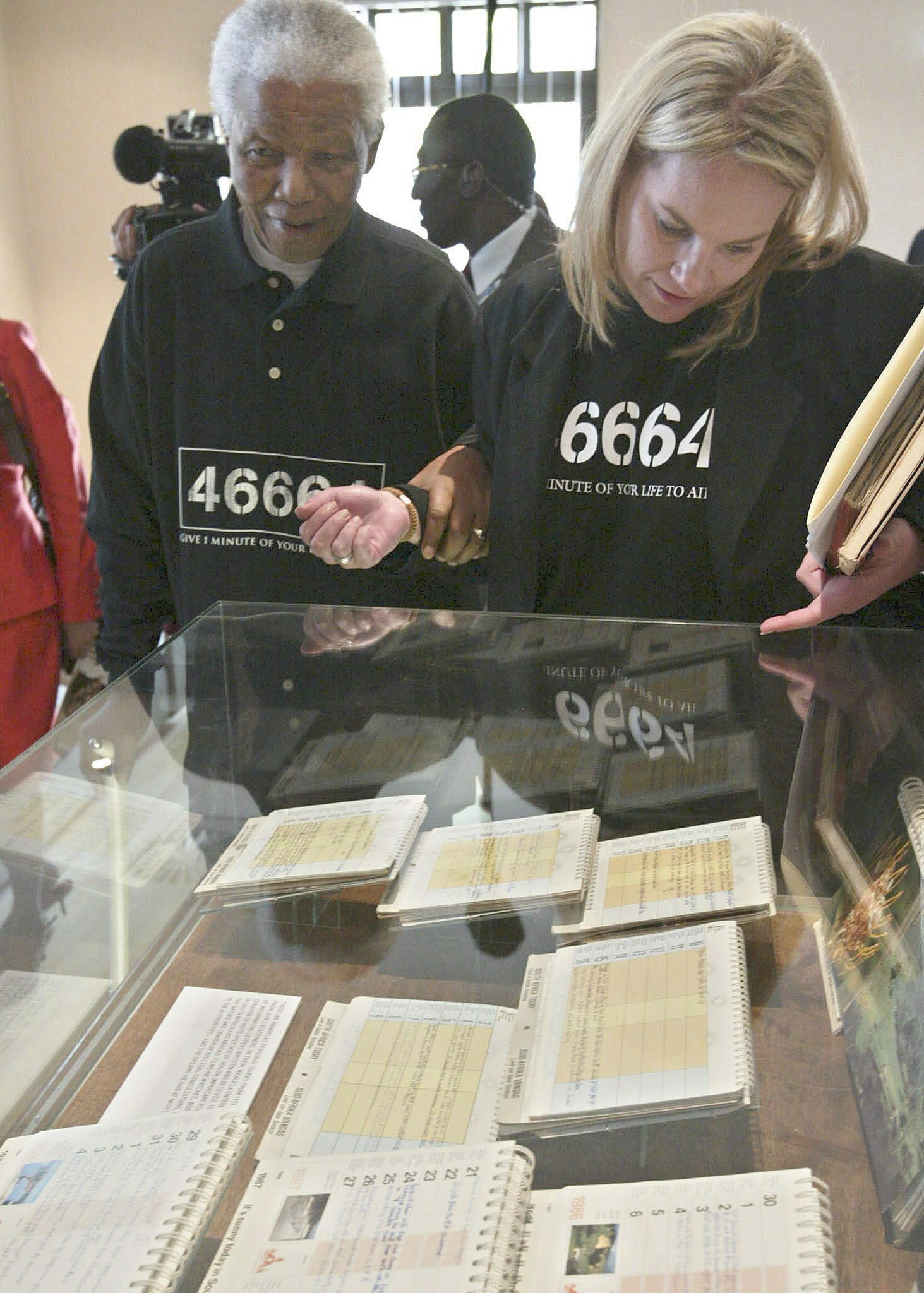 DOCU_GRUPO South Africa Zelda le Grange Mandela book Nelson Mandela, junto Zelda la Grange, en una exposición de los diarios personales del expresidente en 2004. EFE
