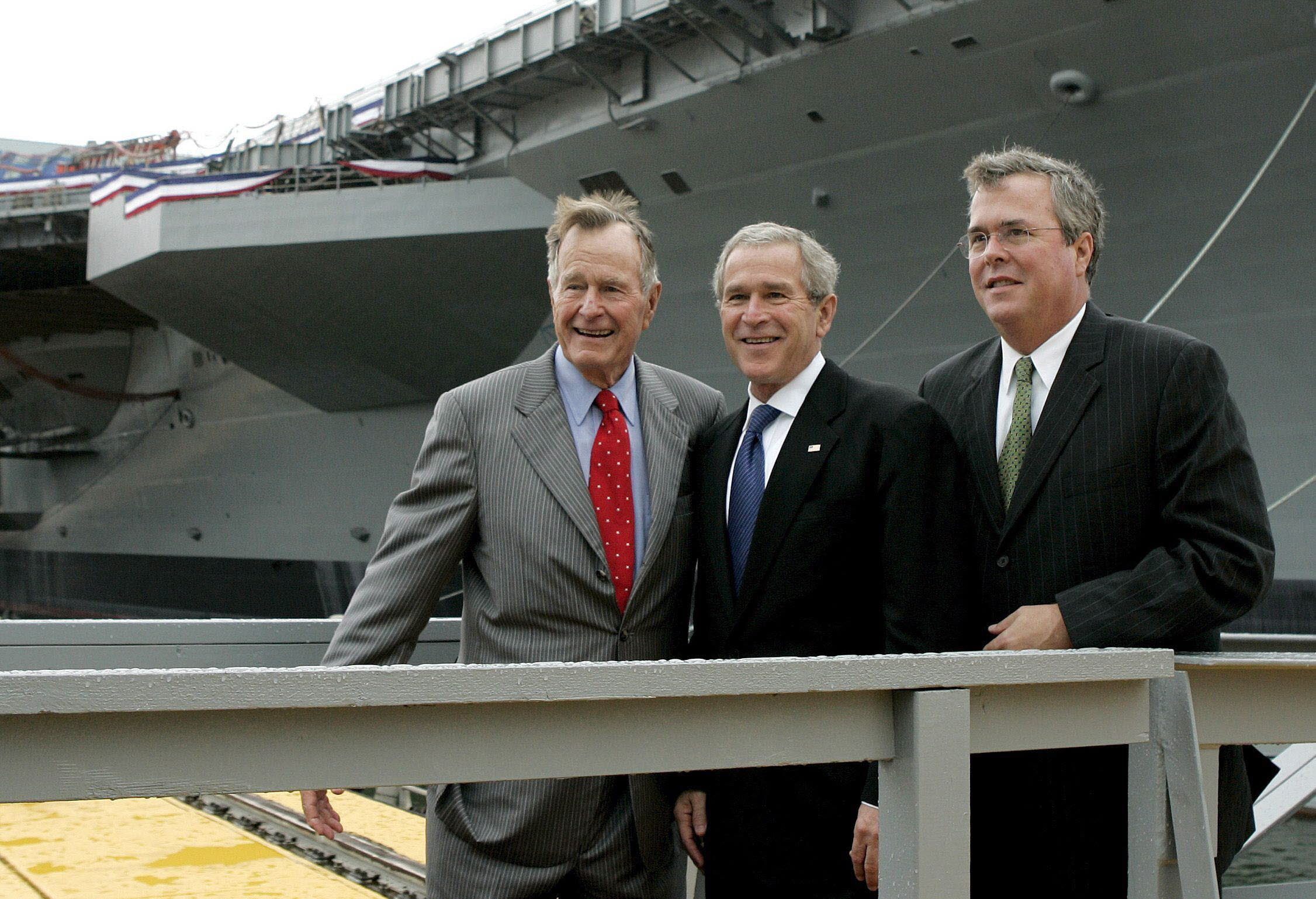 DOCU_GRUPO JEB BUSH ANUNCIA QUE EXPLORARÁ ACTIVAMENTE SU CANDIDATURA A LA CASA BLANCA Jeb Bush, junto a su hermano, el expresidente estadounidense George W. Bush y a su padre, el también expresidente George H. W. Bush, en Virginia (Estados Unidos), el 7 de octubre de 2006. EFE