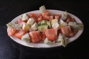 ensalada-de-aguacate-huevo-alcachofa-y-tomate