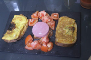 tortilla-con-tomate-seco-sobre-pan-de-payes