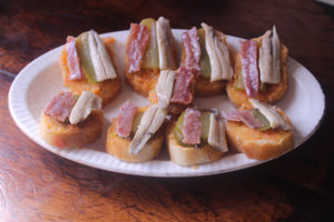 aperitivo-de-pepinillo-con-anchoas-y-boquerones