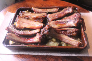 costillas-adobadas-al-horno-con-alcachofas