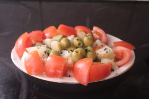 ensalada-de-tomate-y-patata-con-sal-negra