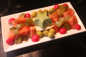 ensalada-de-huevo-cuadrado-y-estrella-de-pepino-y-queso