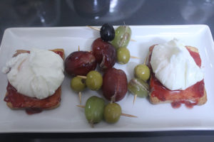 huevos-poche-sobre-tostadas-con-uvas-rellenas-de-anchoa