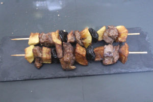 pinchos-de-carrilleras-con-ciruelas